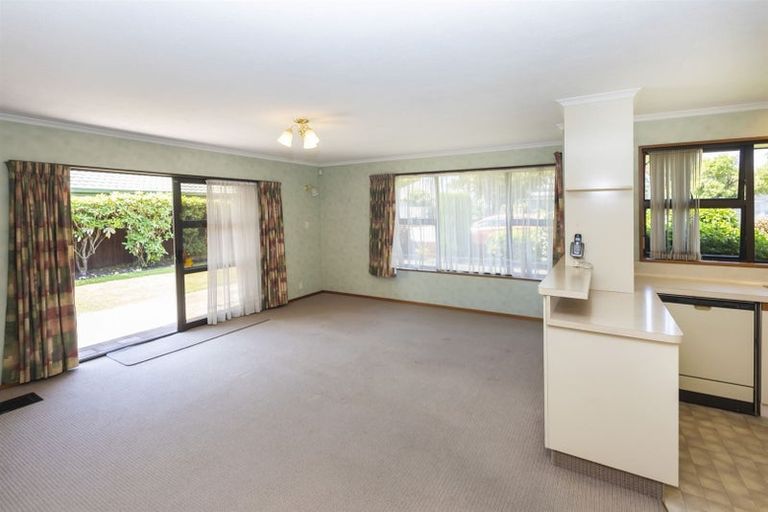 Photo of property in 2/2a Thorrington Road, Cashmere, Christchurch, 8022