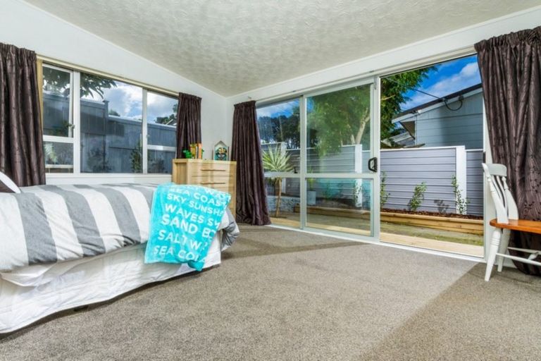 Photo of property in 1/2 Rock Isle Road, Torbay, Auckland, 0630