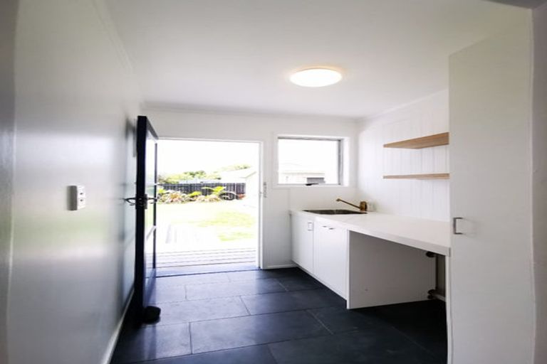 Photo of property in 15 Kelman Road, Kelston, Auckland, 0602