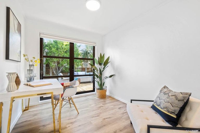 Photo of property in 7 Darren Crescent, Half Moon Bay, Auckland, 2012