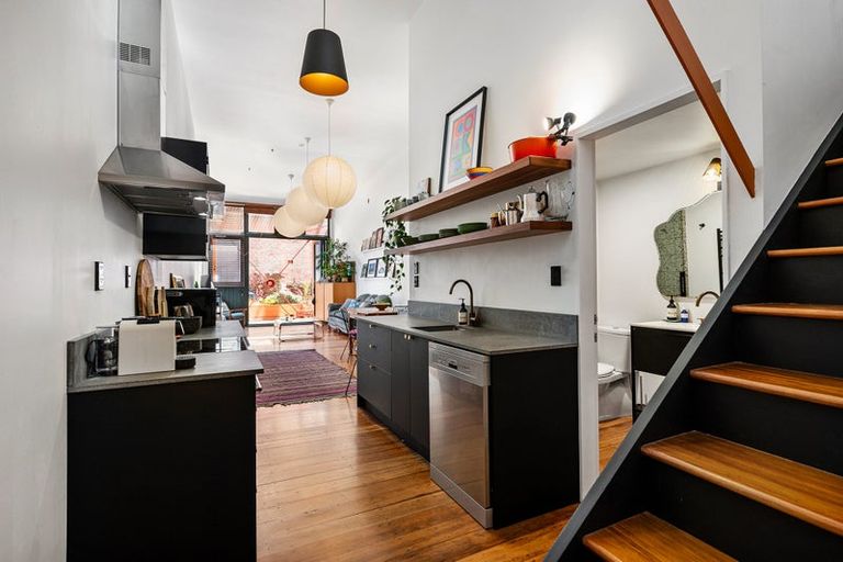 Photo of property in Courtenay Mews Apartments, 6/14 Alpha Street, Te Aro, Wellington, 6011