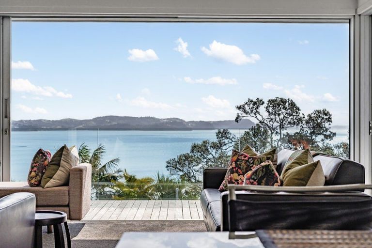 Photo of property in 33 Chelverton Terrace, Red Beach, 0932