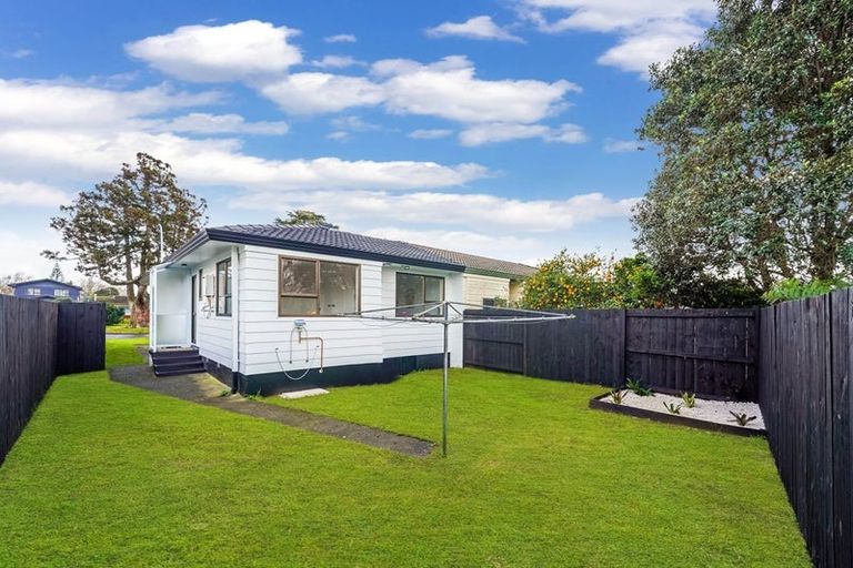 Photo of property in 2/8 Kirrama Place, Conifer Grove, Takanini, 2112