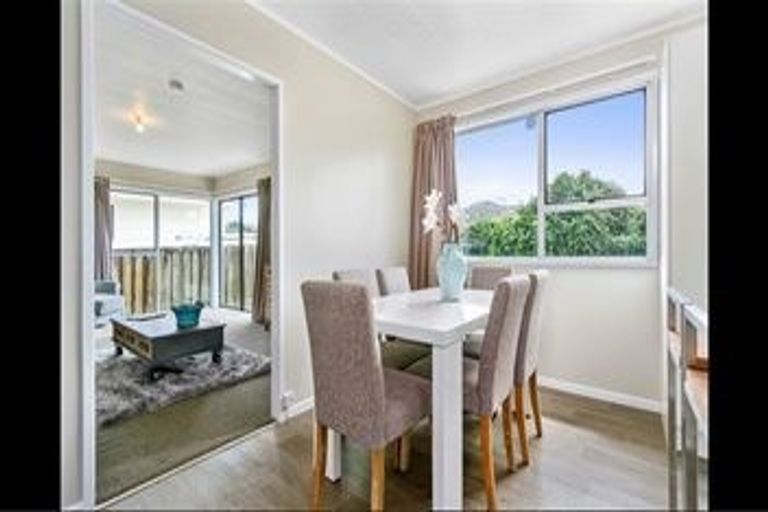 Photo of property in 32 Larissa Avenue, Henderson, Auckland, 0610