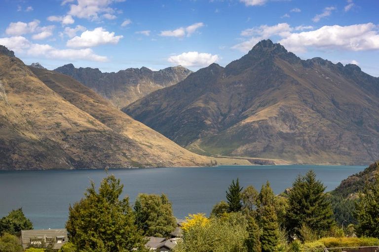 Photo of property in 13 Caples Place, Fernhill, Queenstown, 9300