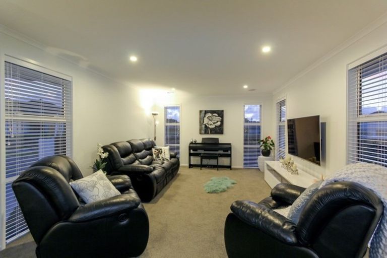 Photo of property in 1 Oakmont Crescent, Waiwhakaiho, New Plymouth, 4312