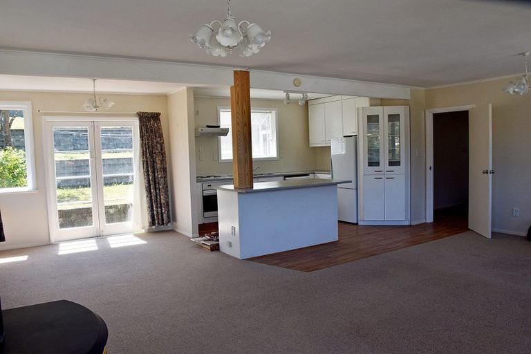 Photo of property in 7 Taylor Terrace, Tawa, Wellington, 5028
