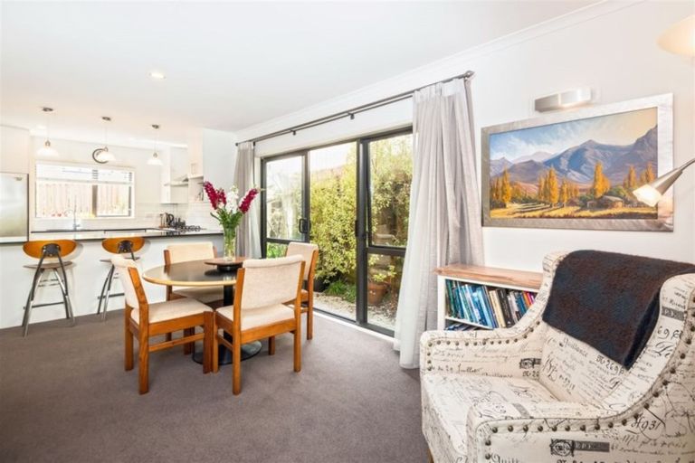 Photo of property in 31 Springvale Drive, Fairview Heights, Auckland, 0632