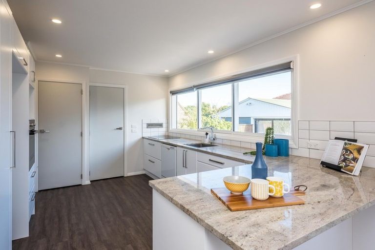 Photo of property in 9 Nugget Grove, Raumati Beach, Paraparaumu, 5032