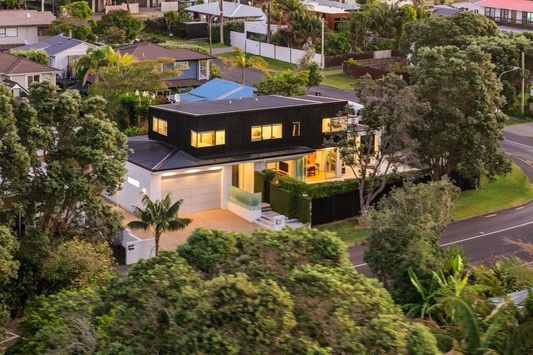 Photo of property in 52 Walton Street, Red Beach, 0932