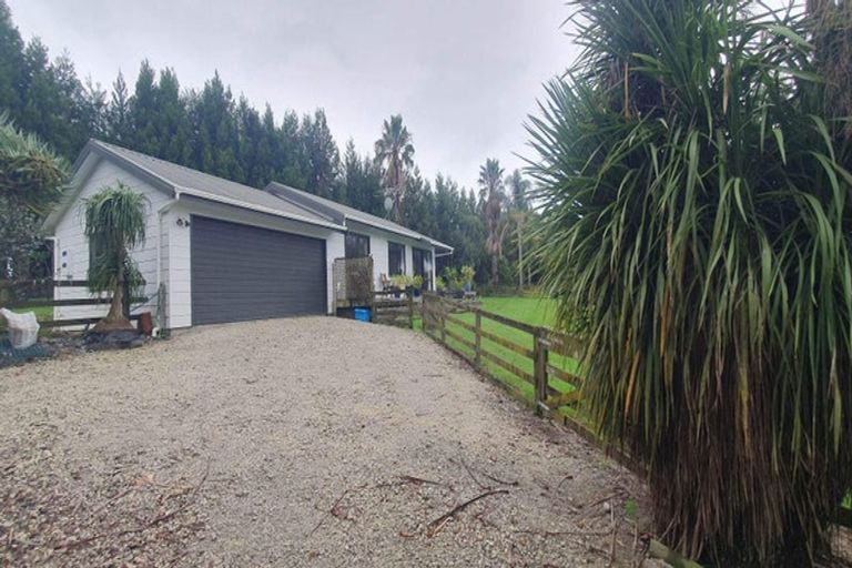 Photo of property in 786 South Head Road, South Head, Helensville, 0874