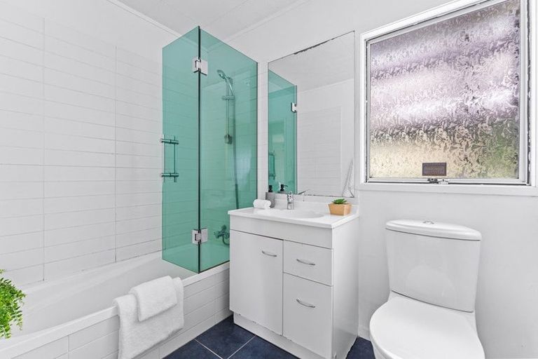 Photo of property in 17 Theban Place, Totara Vale, Auckland, 0629