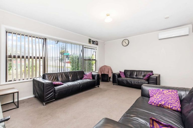 Photo of property in 29 Plumley Crescent, Mangere, Auckland, 2022