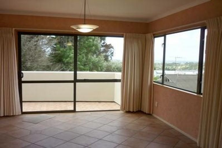 Photo of property in 1/885 East Coast Road, Northcross, Auckland, 0632