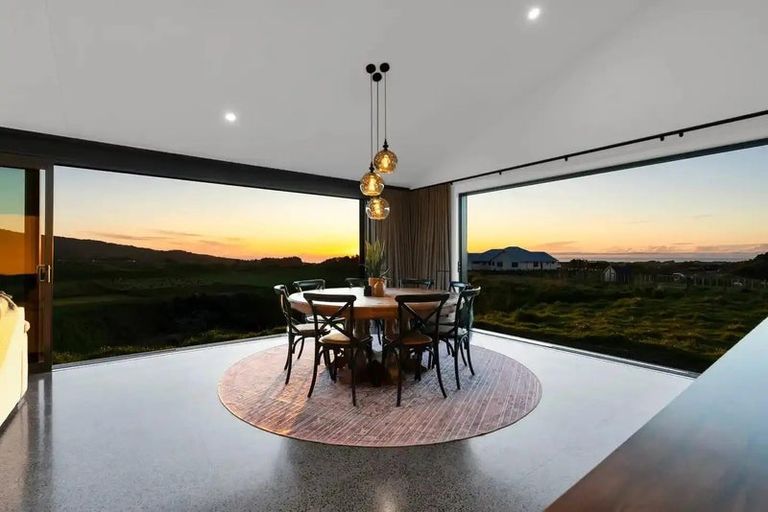 Photo of property in 7 Te Ara Karoiroa Road, Hurford, New Plymouth, 4374