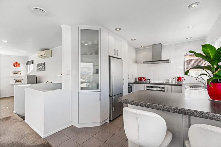 Photo of property in 2/1 Bluefin Way, West Harbour, Auckland, 0618