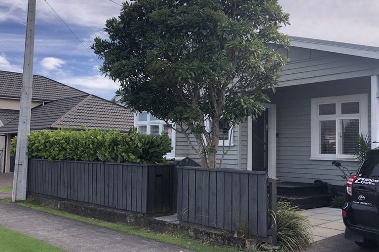 Photo of property in 9 Cutfield Road, New Plymouth, 4310