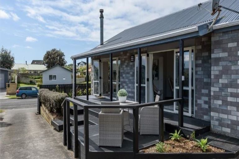 Photo of property in 32 Rutherford Drive, Waikanae Beach, Waikanae, 5036