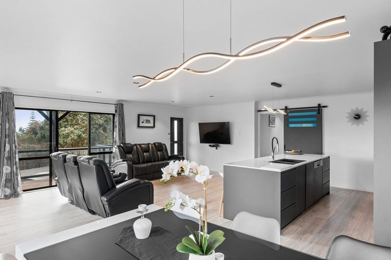 Photo of property in 4 Pine Ridge Terrace, Waikanae Beach, Waikanae, 5036