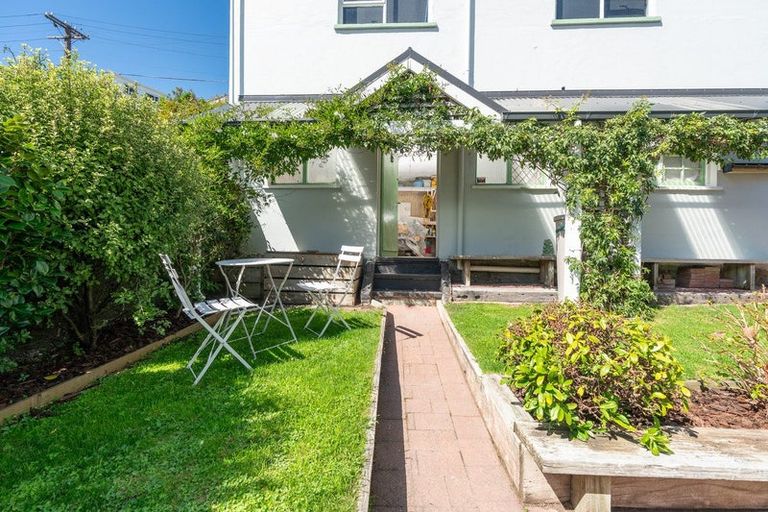 Photo of property in 16 Hawker Street, Mount Victoria, Wellington, 6011