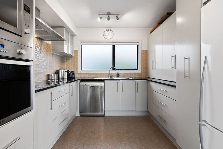 Photo of property in 2/12 Santa Monica Place, Goodwood Heights, Auckland, 2105