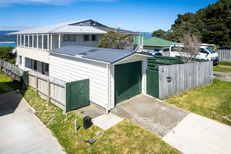 Photo of property in 9a Edgecombe Street, Newlands, Wellington, 6037