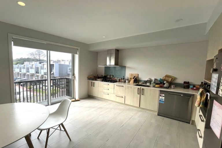 Photo of property in 6 Folkes Lane, New Lynn, Auckland, 0600