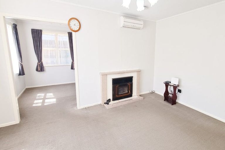 Photo of property in 50 Batchelor Street, Newlands, Wellington, 6037