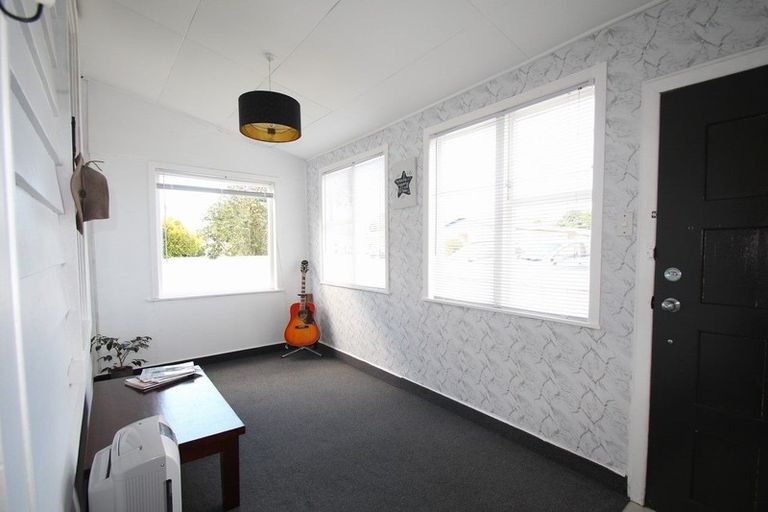 Photo of property in 3 Preston Street, Eltham, 4322