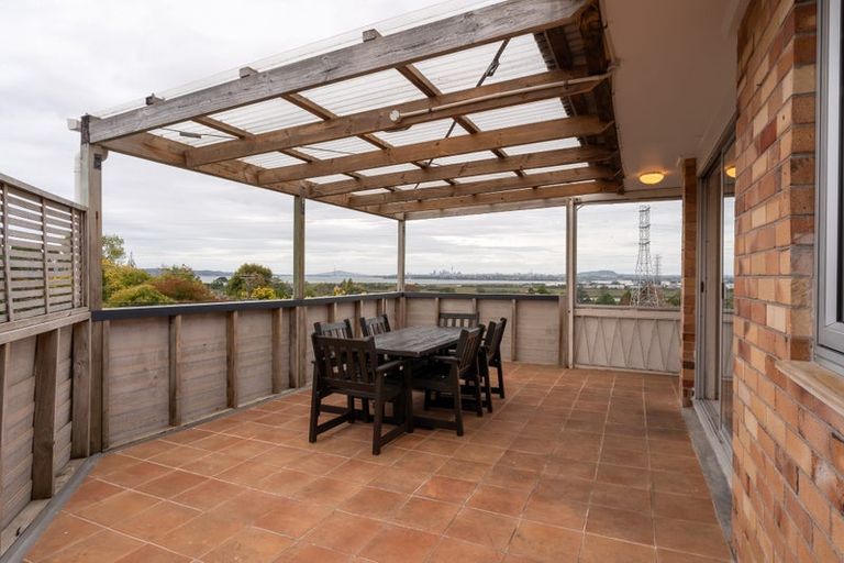 Photo of property in 1 Wakeling Avenue, Te Atatu South, Auckland, 0610