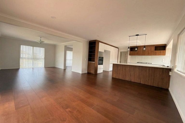 Photo of property in 2 Corta Bella Place, Golflands, Auckland, 2013