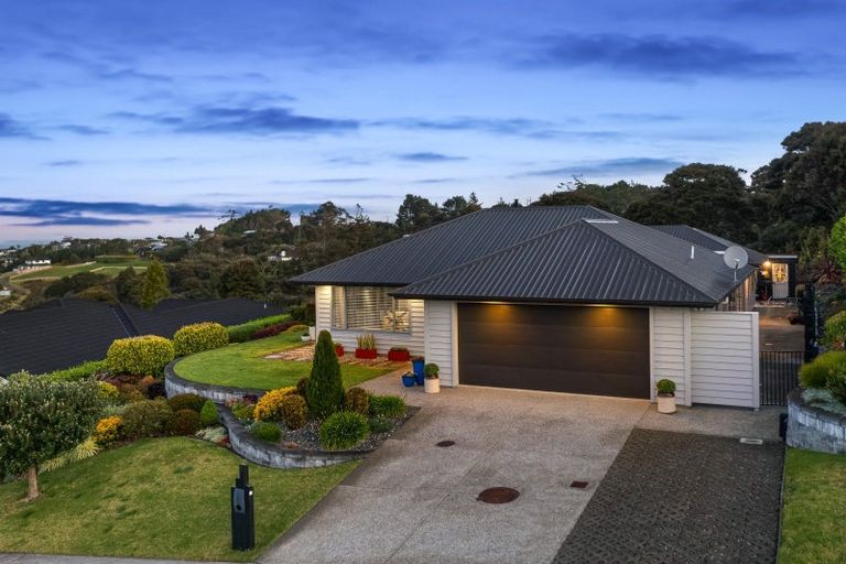 Photo of property in 8 Woodridge Drive, Stanmore Bay, Whangaparaoa, 0932
