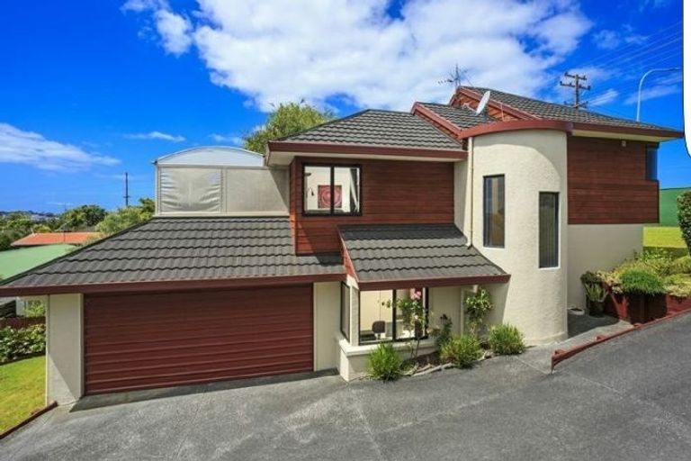 Photo of property in 2/142 Sunset Road, Unsworth Heights, Auckland, 0632