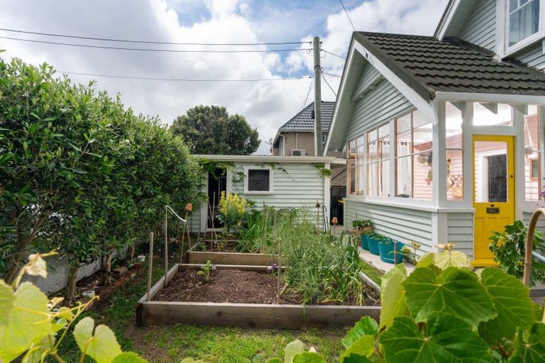 Photo of property in 40 Apu Crescent, Lyall Bay, Wellington, 6022