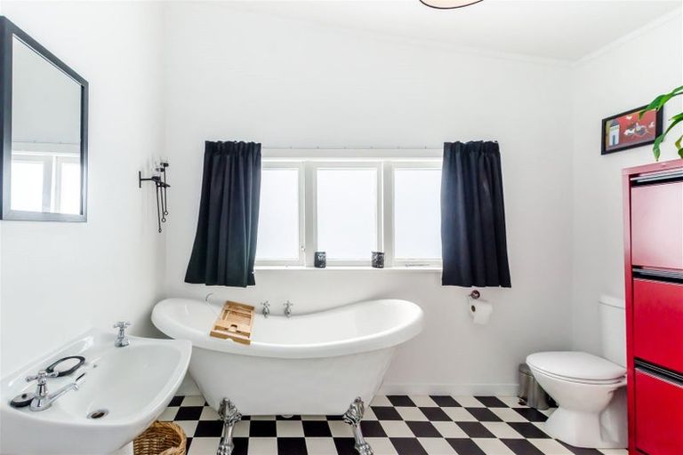 Photo of property in 10 Tilley Road, Paekakariki, 5034