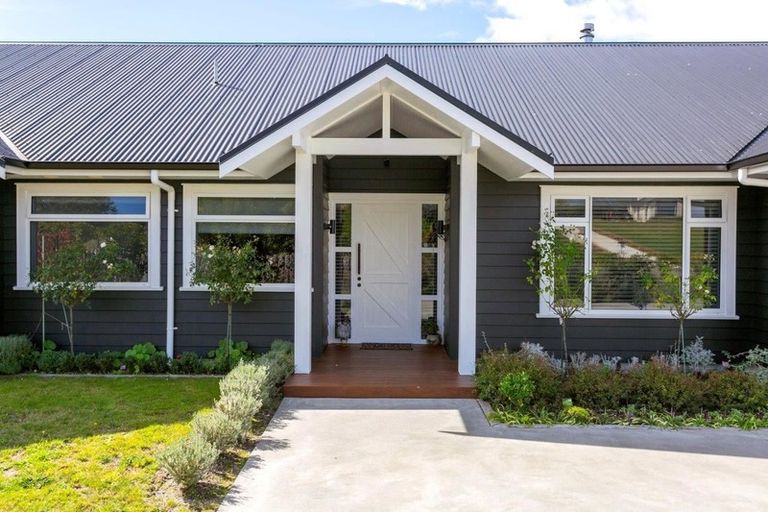 Photo of property in 98 Loch Views Road, Acacia Bay, Taupo, 3385