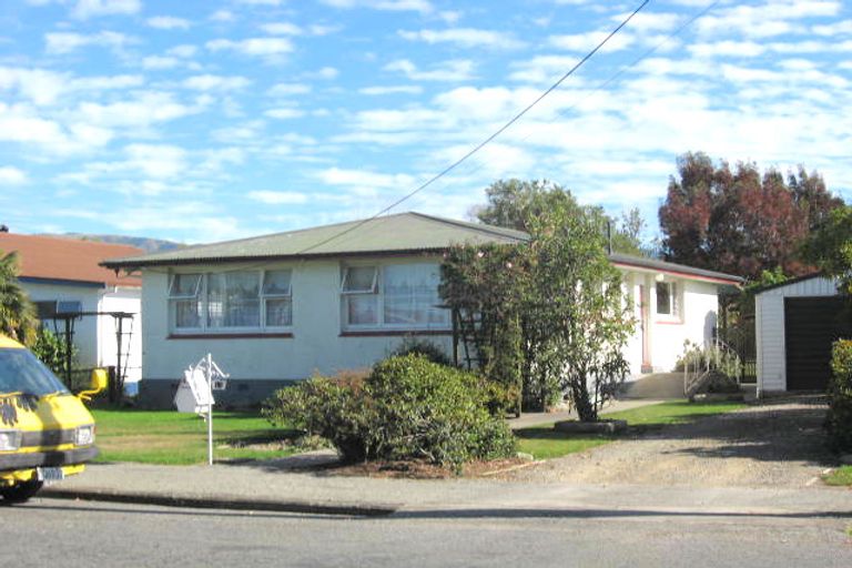 Photo of property in 16 Hughes Street, Waimate, 7924