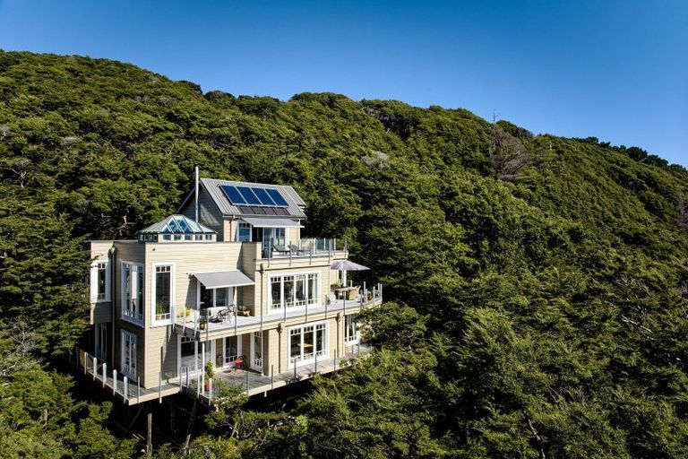 Photo of property in 18 Huia Road, Days Bay, Lower Hutt, 5013