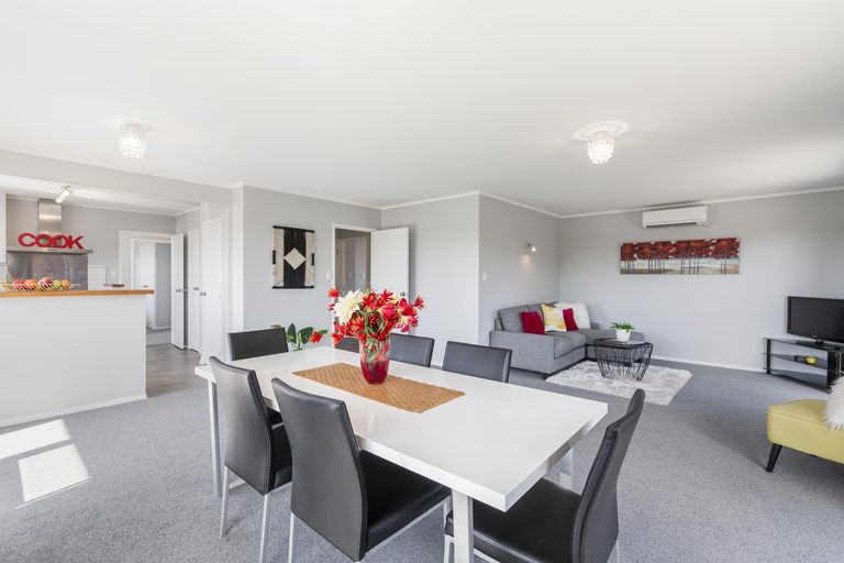 Photo of property in 1/12 Lydford Place, Glendene, Auckland, 0602