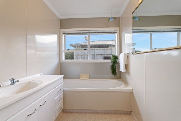 Photo of property in 6c Fairview Place, Westown, New Plymouth, 4310