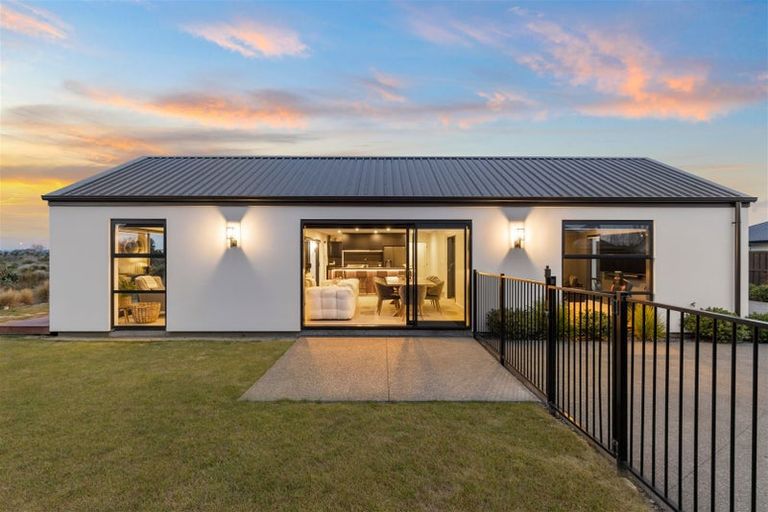 Photo of property in 17 Angus Place, Rangiora, 7400