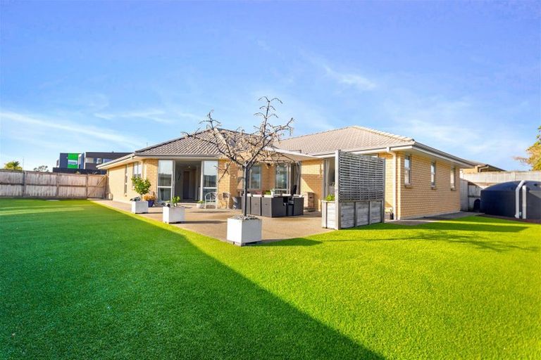 Photo of property in 38 Gilbransen Road, Kumeu, 0810