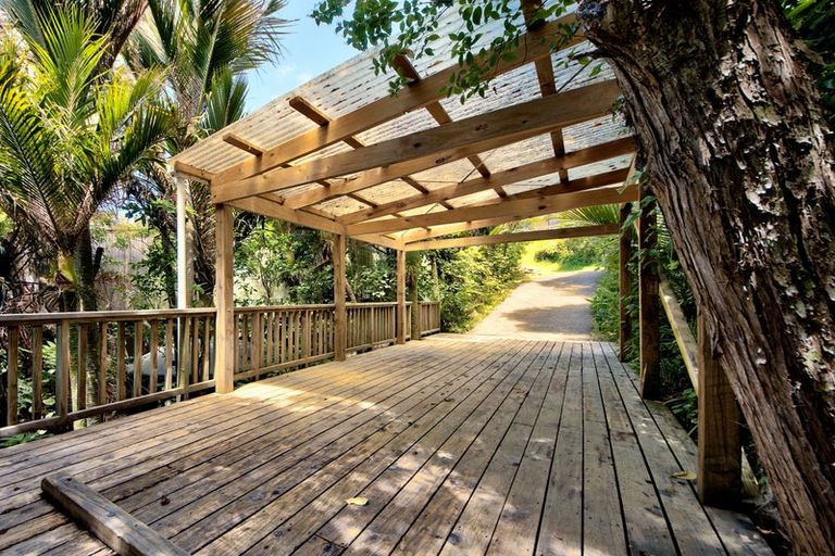 Photo of property in 17 Rayner Road, Piha, New Lynn, 0772