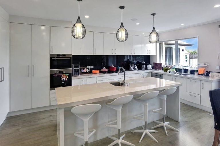 Photo of property in 10 Gilbransen Road, Kumeu, 0810