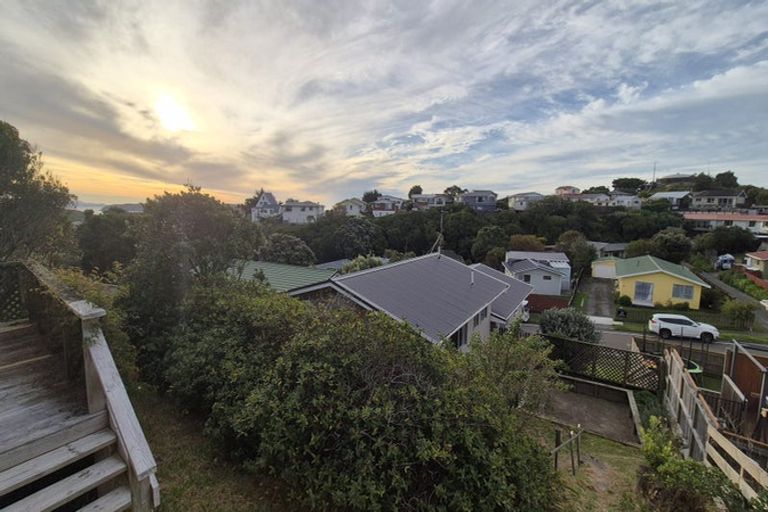 Photo of property in 68 Gloaming Hill, Titahi Bay, Porirua, 5022