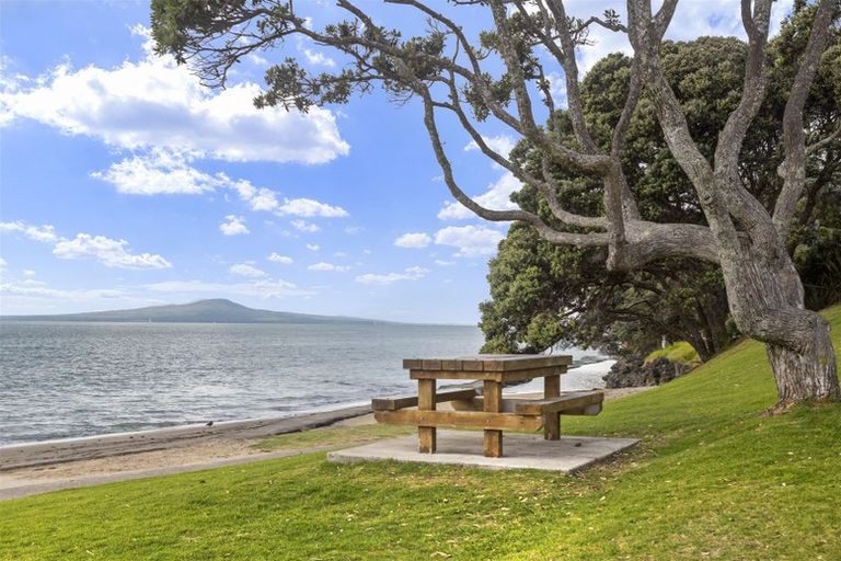 Photo of property in 33 Lyons Avenue, Murrays Bay, Auckland, 0630