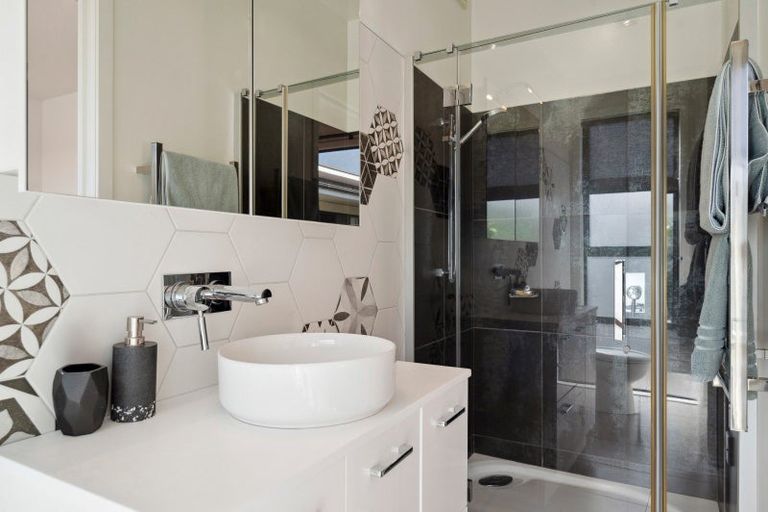 Photo of property in 9 Pukenamu Road, Rainbow Point, Taupo, 3330