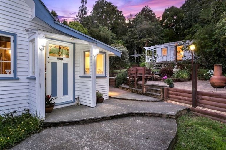 Photo of property in 552 Scenic Drive, Waiatarua, Auckland, 0612