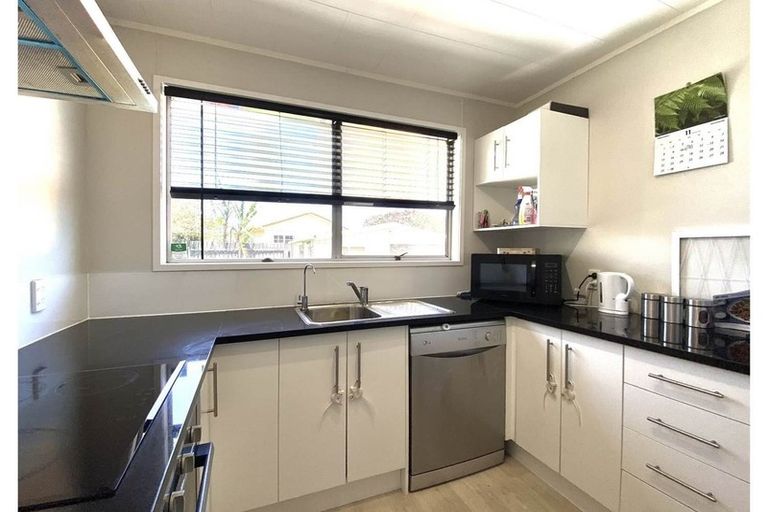 Photo of property in 13 Carbery Place, Manurewa, Auckland, 2102