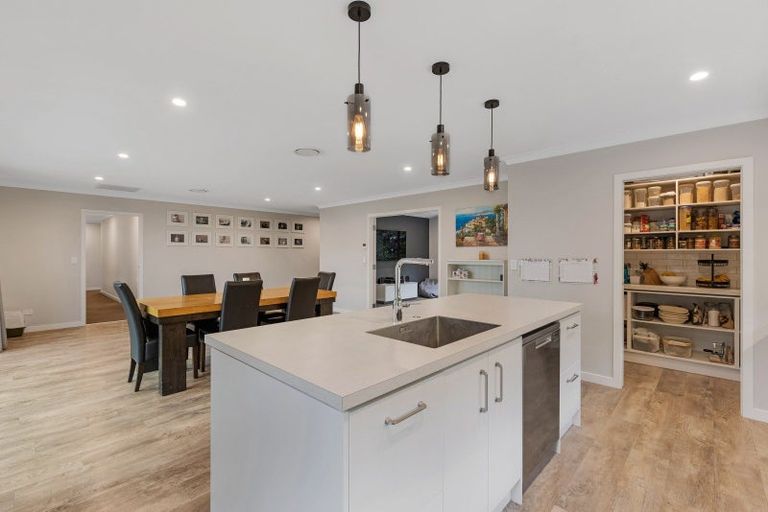 Photo of property in 1 Waimarama Court, Roslyn, Palmerston North, 4414